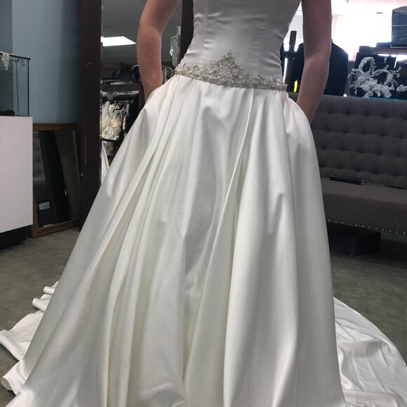Sample Bridgerton Wedding Dress, Aline ballgown, Size 4, POCKETS Not Strapless - Picture 10 of 12